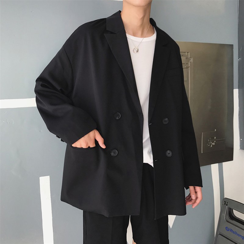 Phối áo thun form rộng với áo blazer giúp bạn thêm thanh lịch, nam tính