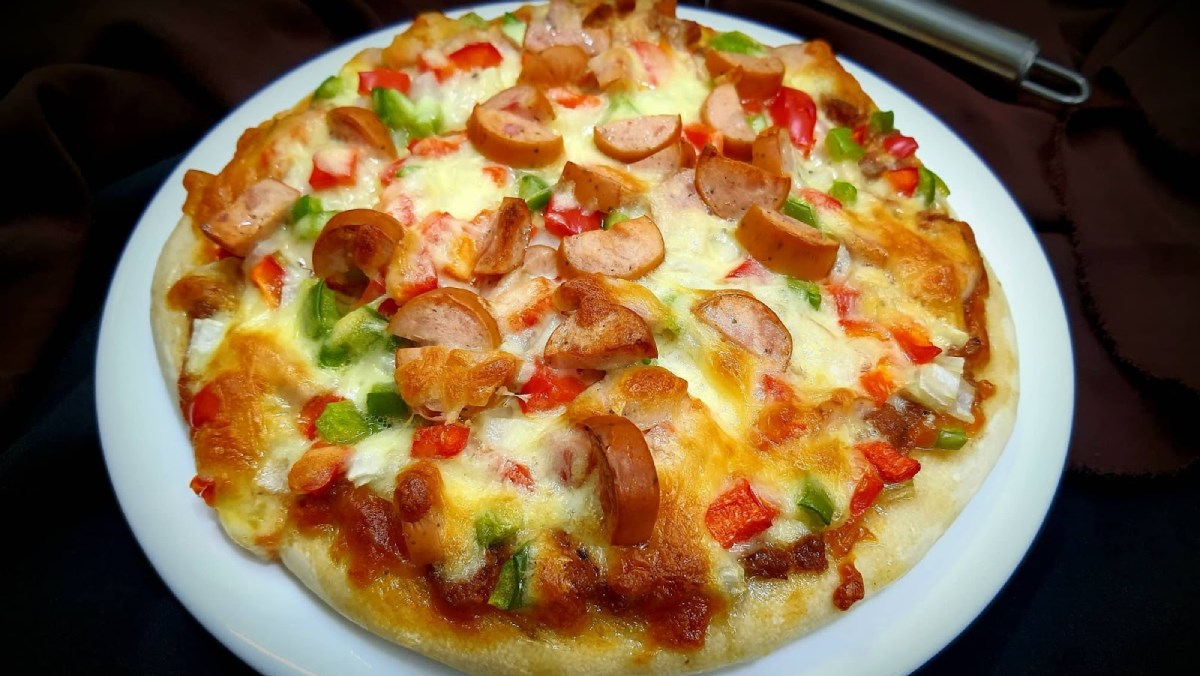 Pizza xúc xích bằng lò nướng