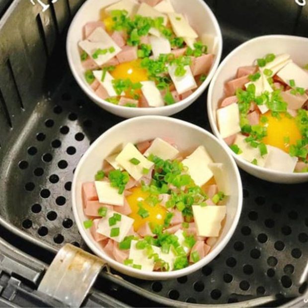 Bỏ đĩa sứ vào nồi rán không dầu được không