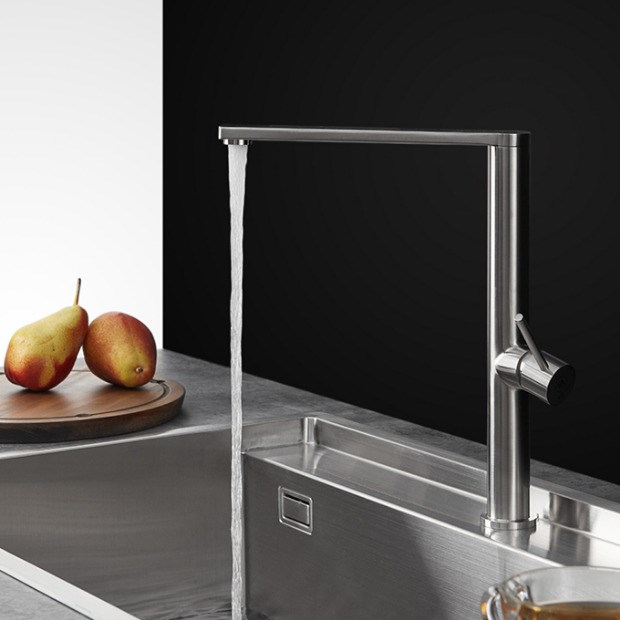 Bộ vòi rửa bát nóng lạnh giúp đỡ bạn rửa từ bát tô đến các loại thực phẩm dễ dàng
