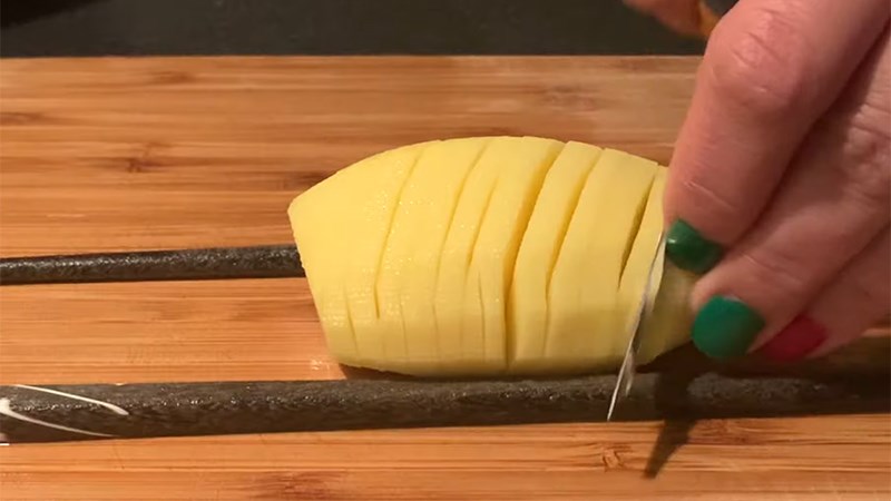 Cắt khoai tây lốc xoáy bằng đũa
