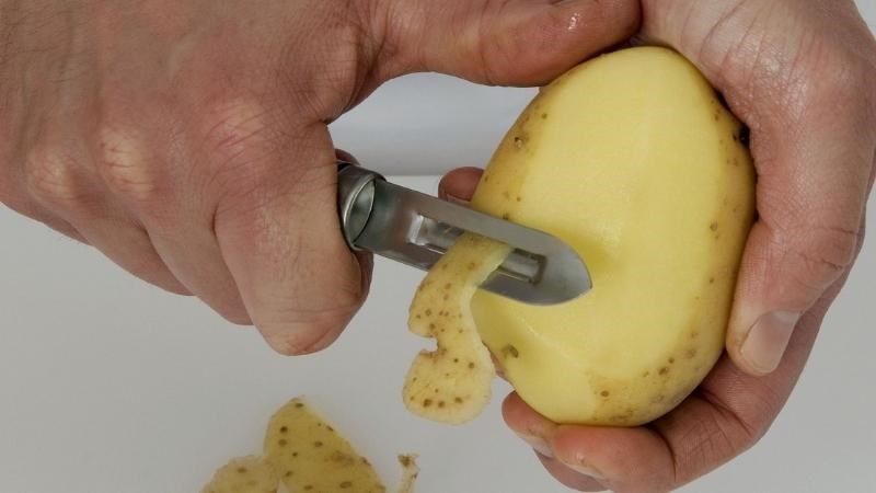 Gọt vỏ khoai tây