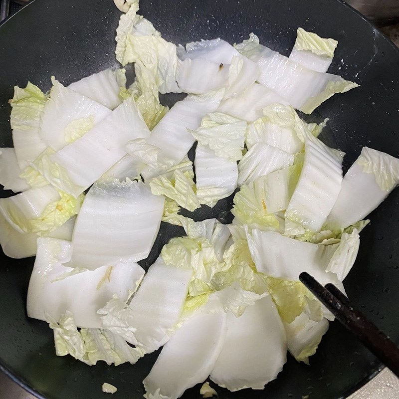 Bước 3 Xào cải thảo với thịt bò Cải thảo xào thịt bò (Công thức được chia sẻ từ người dùng)