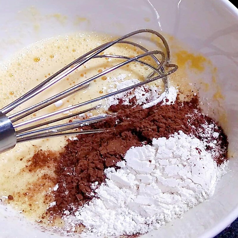 Bước 3 Làm hỗn hợp lòng đỏ cho cốt bánh bông lan Bánh bông lan kem trứng socola