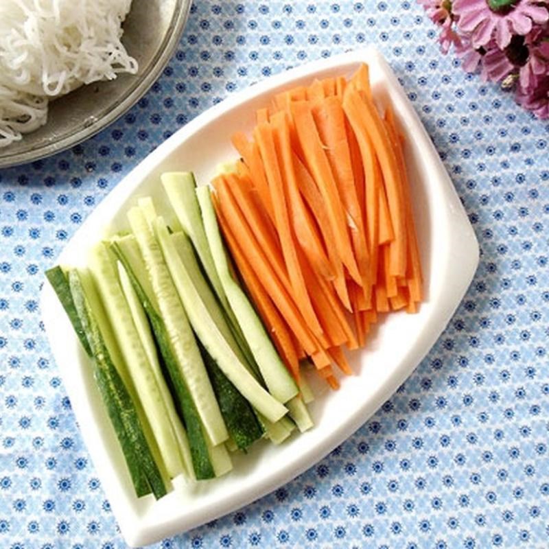 Bước 3 Sơ chế các nguyên liệu khác Cơm cuộn (kimbap) hoa đậu biếc