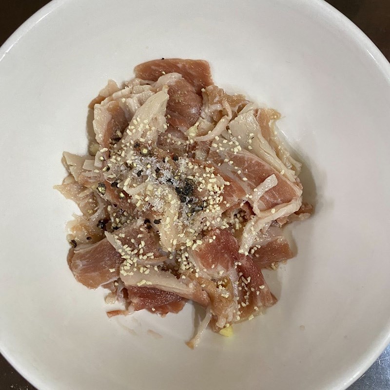 Bước 2 Ướp thịt bò Cải thảo xào thịt bò (Công thức được chia sẻ từ người dùng)