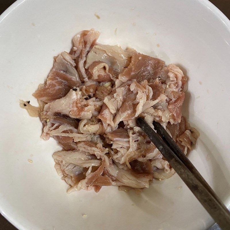 Bước 2 Ướp thịt bò Cải thảo xào thịt bò (Công thức được chia sẻ từ người dùng)