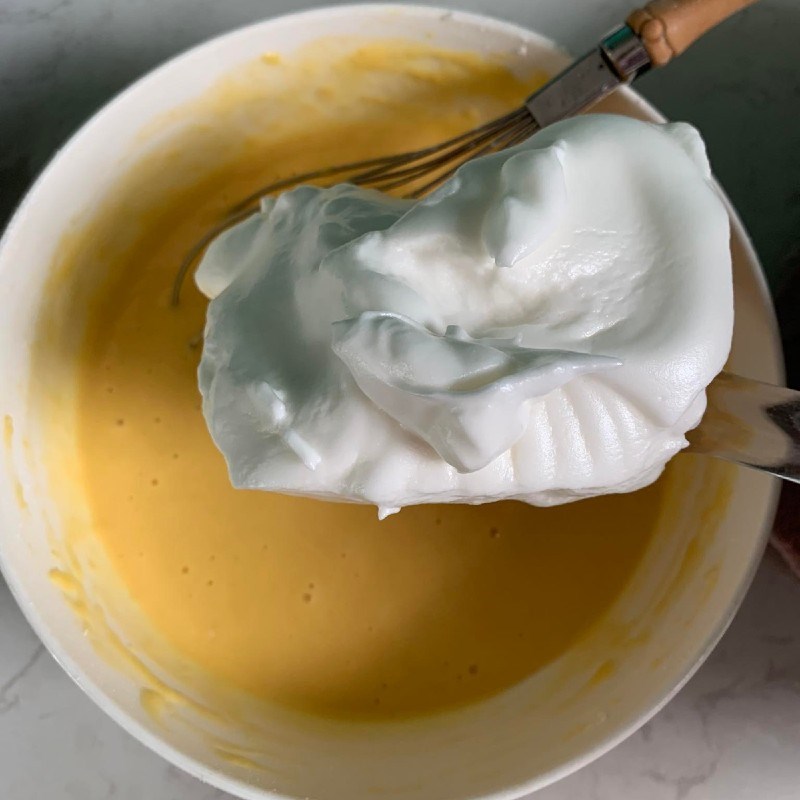 Bước 4 Đánh lòng đỏ trứng Bánh bông lan ngựa vằn