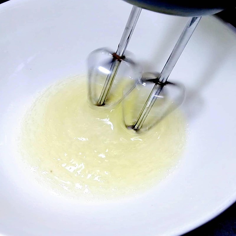 Bước 4 Đánh lòng trắng Bánh bông lan kem trứng socola