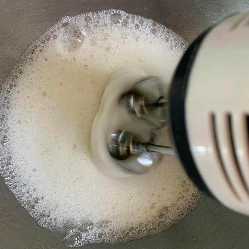 Bước 2 Đánh lòng trắng trứng Bánh bông lan Đài Loan (Công thức được chia sẻ từ người dùng)