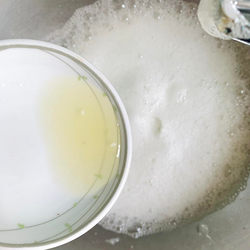 Bước 2 Đánh lòng trắng trứng Bánh bông lan Đài Loan (Công thức được chia sẻ từ người dùng)