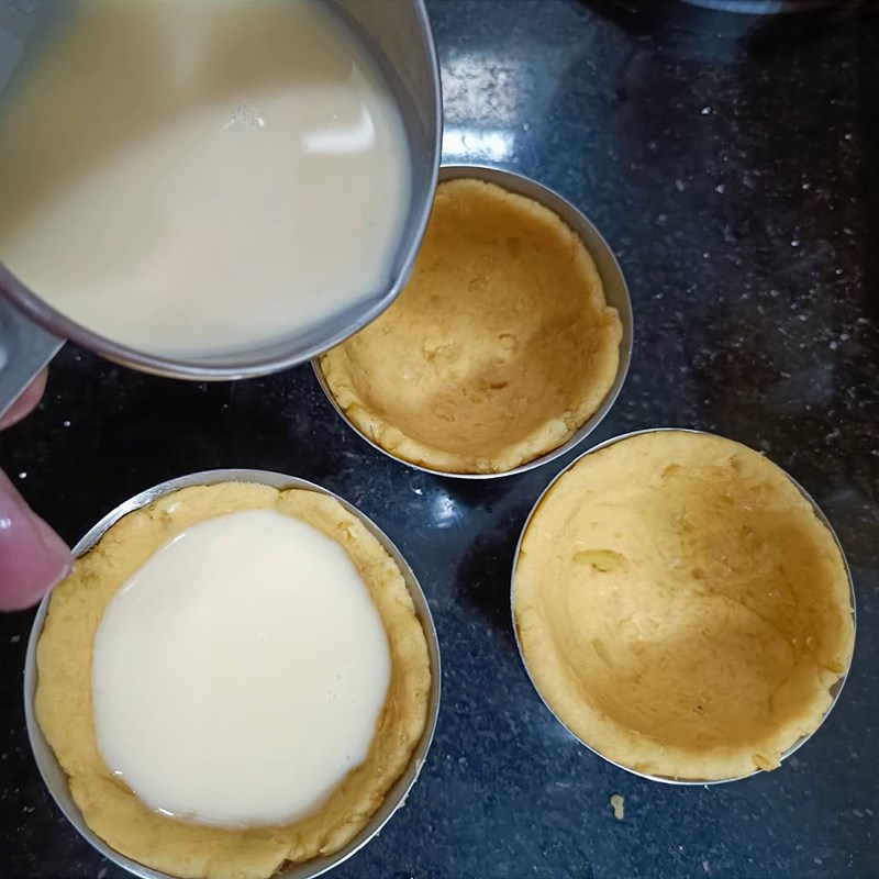 Bước 3 Đổ khuôn bánh  Bánh tart khoai lang kem sữa