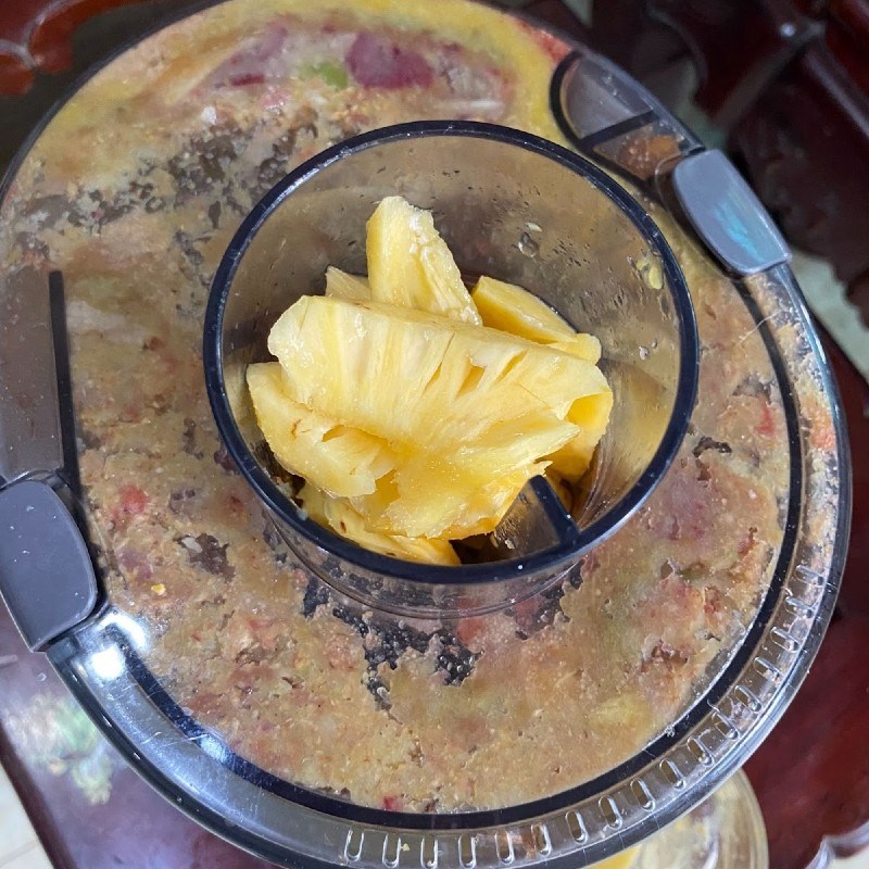 Bước 2 Ép nho xanh với dứa Nước ép nho xanh dứa