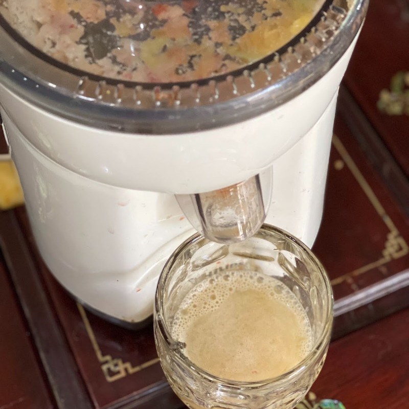 Bước 2 Ép nho xanh với lê Nước ép nho xanh lê