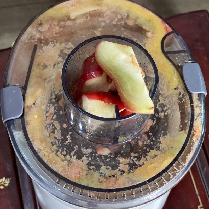 Bước 2 Ép nho xanh với mận Nước ép nho xanh mận