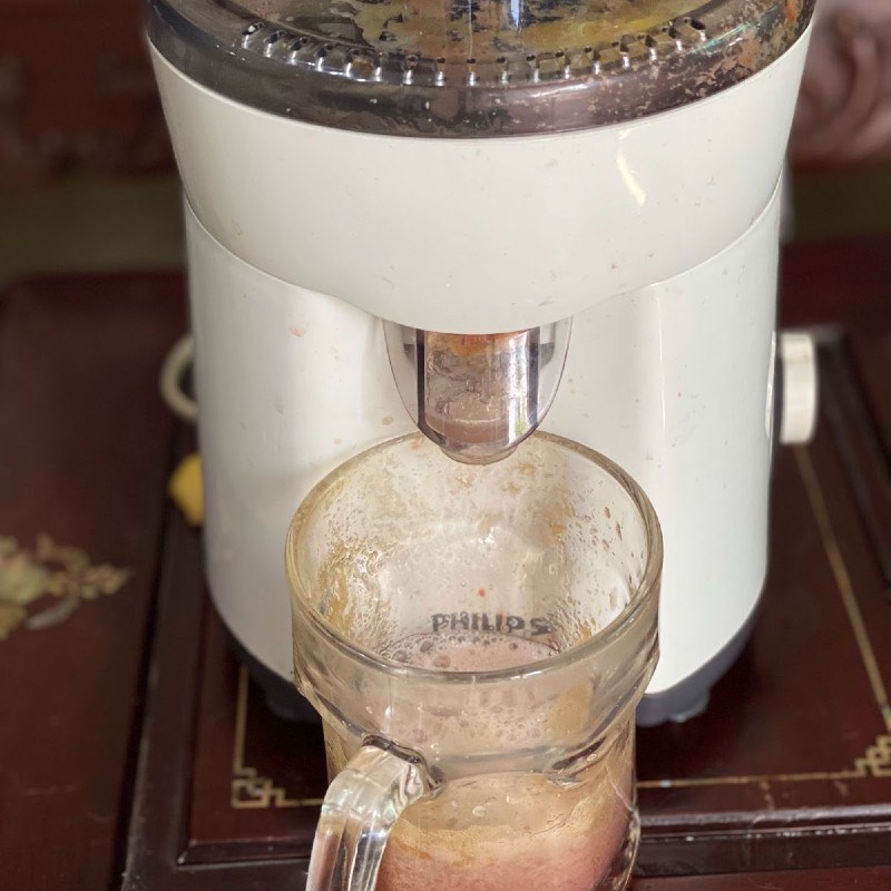 Bước 2 Ép nho xanh với mận Nước ép nho xanh mận