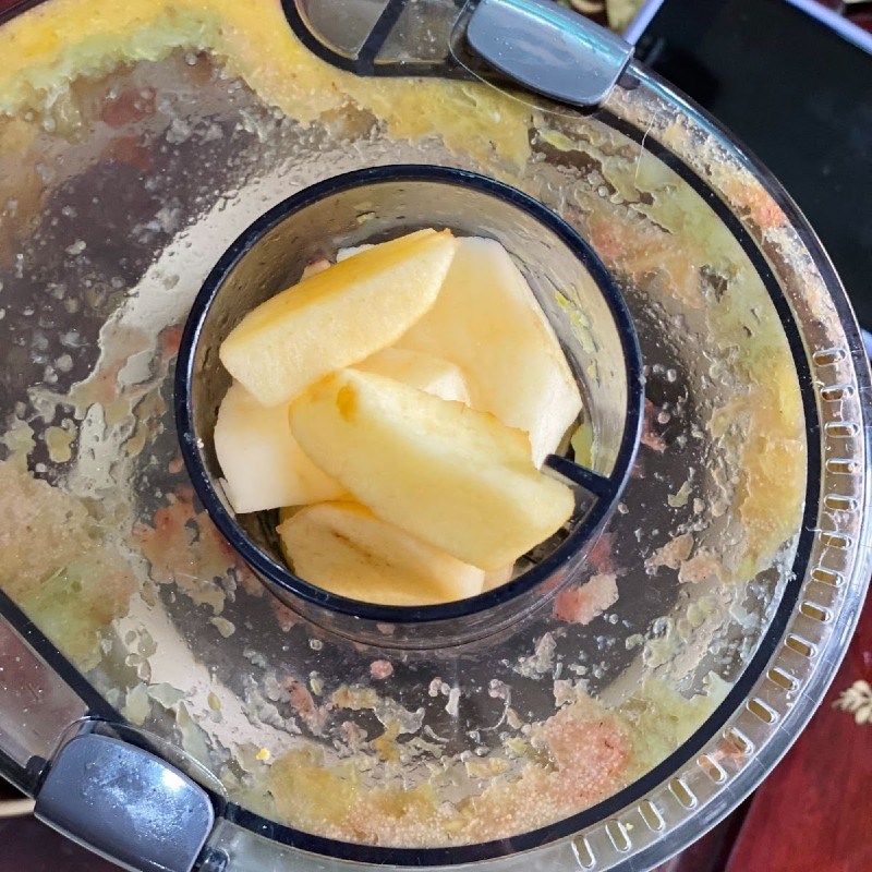 Bước 2 Ép nho xanh với táo Nước ép nho xanh táo