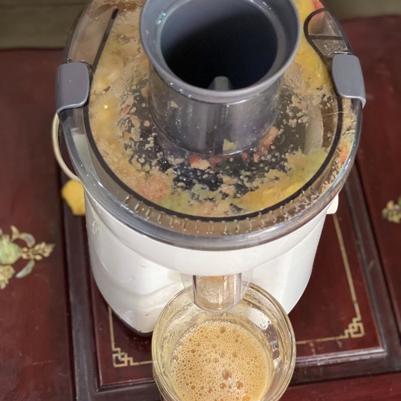 Bước 2 Ép nho xanh với táo Nước ép nho xanh táo