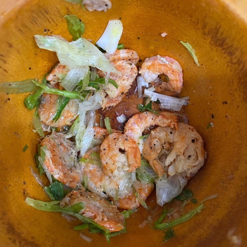 Bước 2 Giã tôm khô Canh bắp cải tôm khô