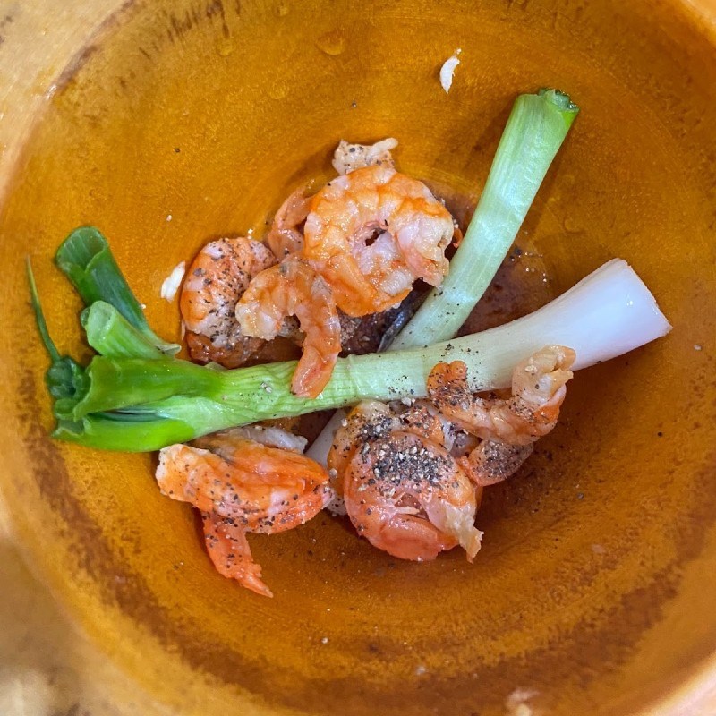 Bước 2 Giã tôm khô Canh bắp cải tôm khô