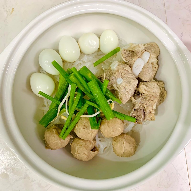 Bước 4 Hoàn thành Hủ tiếu bò viên sườn non (Công thức được chia sẻ từ người dùng)