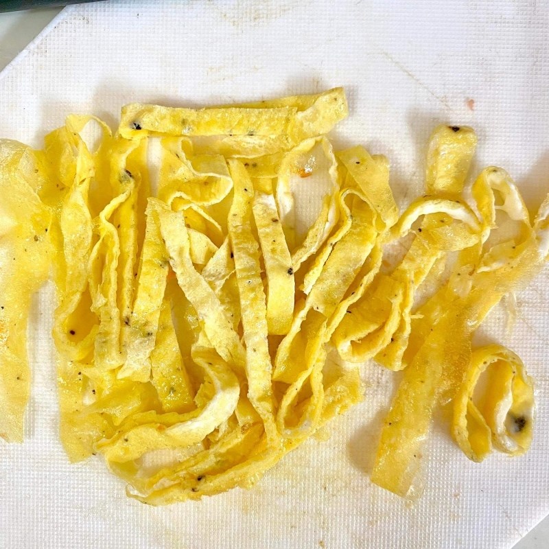 Bước 2 Làm chín các nguyên liệu Cơm cuộn hoa đậu biếc (công thức được chia sẻ từ người dùng)