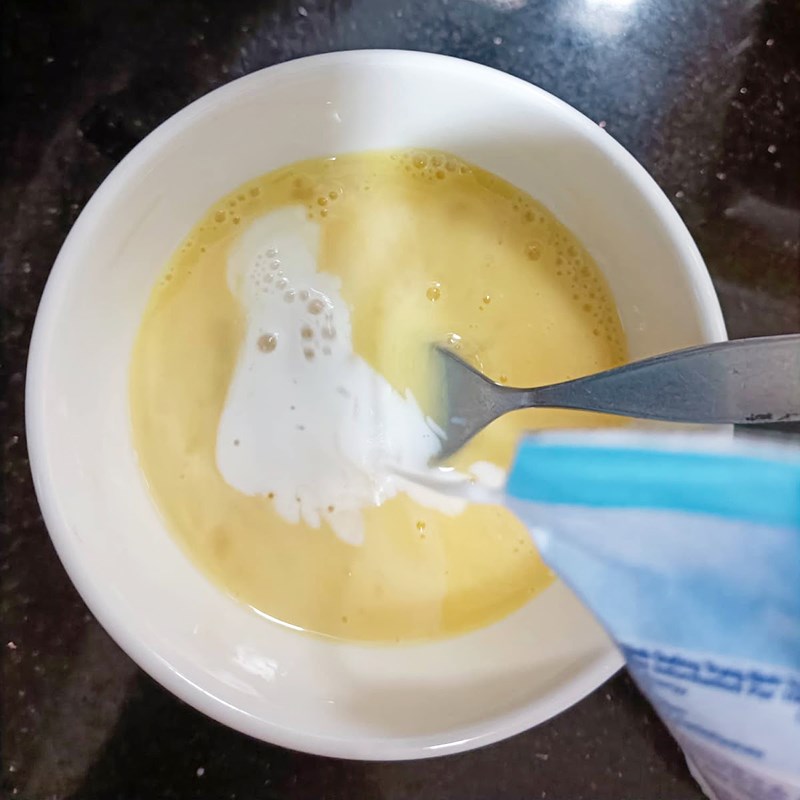 Bước 2 Làm hỗn hợp trứng  Bánh tart khoai lang kem sữa