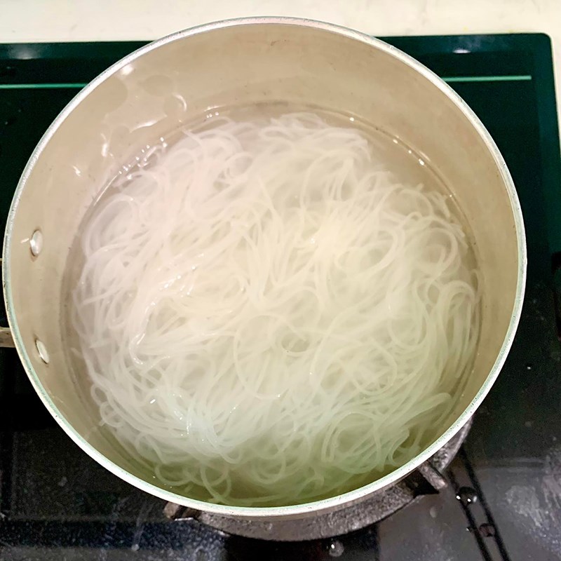 Bước 3 Nấu hủ tiếu Hủ tiếu bò viên sườn non (Công thức được chia sẻ từ người dùng)