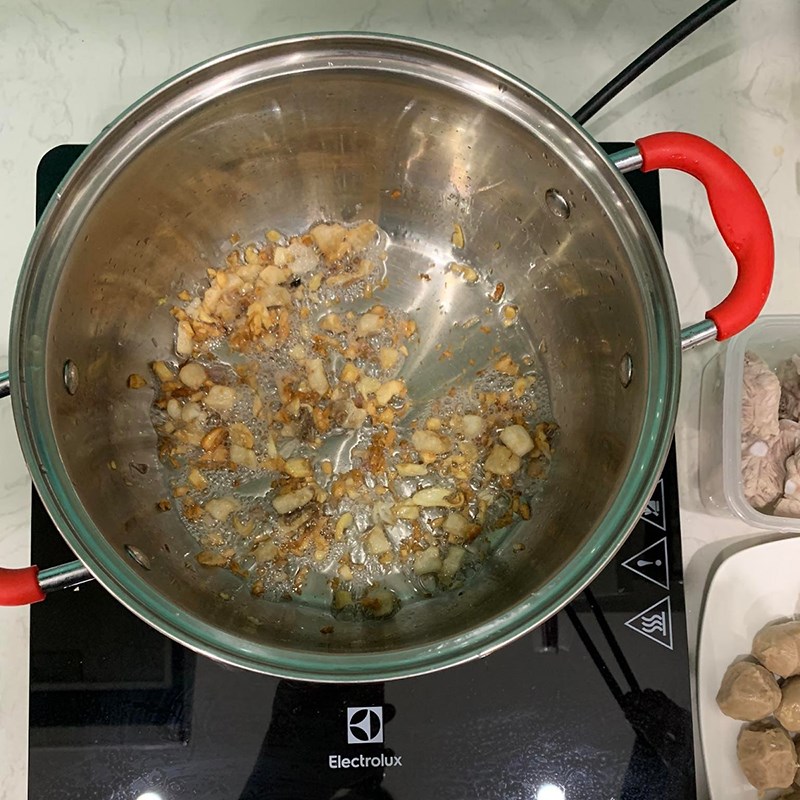 Bước 2 Nấu nước dùng sườn Hủ tiếu bò viên sườn non (Công thức được chia sẻ từ người dùng)