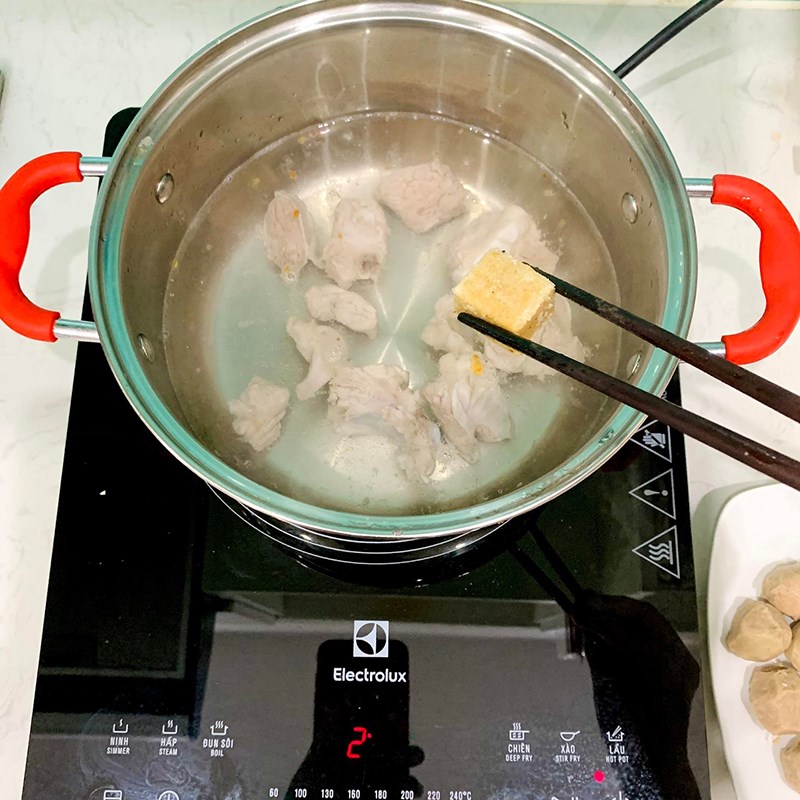 Bước 2 Nấu nước dùng sườn Hủ tiếu bò viên sườn non (Công thức được chia sẻ từ người dùng)