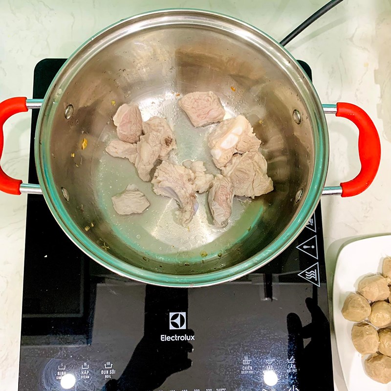 Bước 2 Nấu nước dùng sườn Hủ tiếu bò viên sườn non (Công thức được chia sẻ từ người dùng)