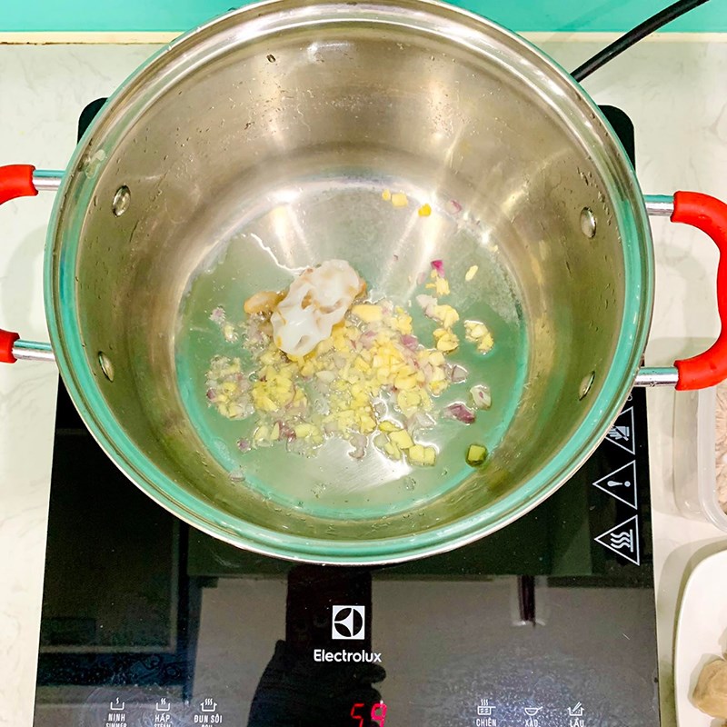 Bước 2 Nấu nước dùng sườn Hủ tiếu bò viên sườn non (Công thức được chia sẻ từ người dùng)