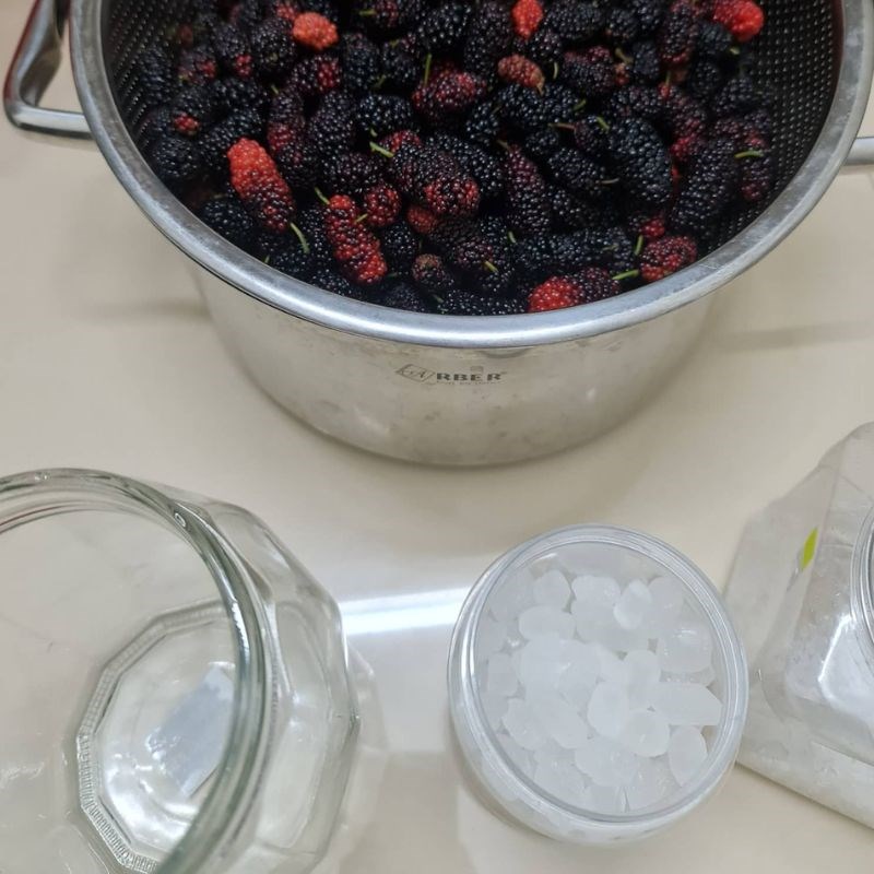 Bước 3 Ngâm dâu tằm đường phèn Siro dâu tằm đường phèn