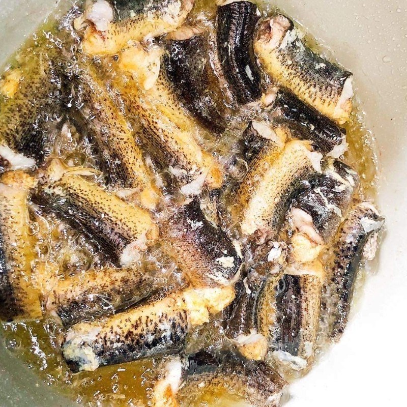 Bước 1 Sơ chế cá chạch Cá chạch kho mật mía