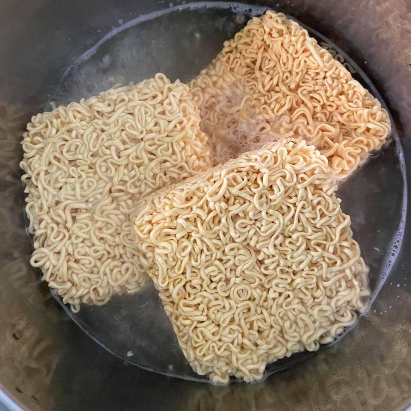 Bước 2 Sơ chế các nguyên liệu khác Mì xào tôm mực