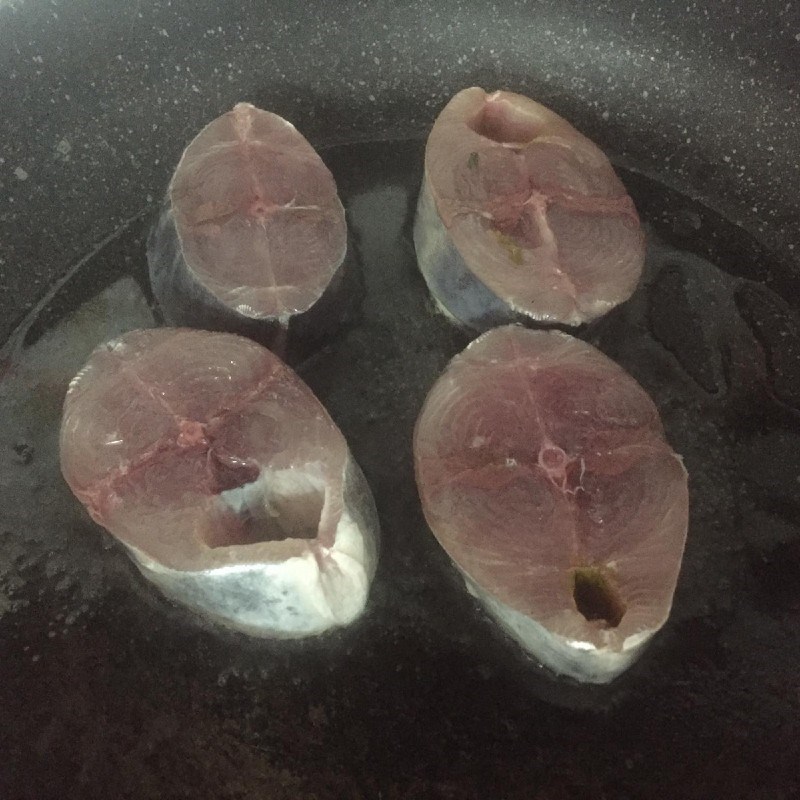 Bước 1 Sơ chế nguyên liệu Cá ngừ ngâm mắm (công thức chia sẻ từ người dùng)