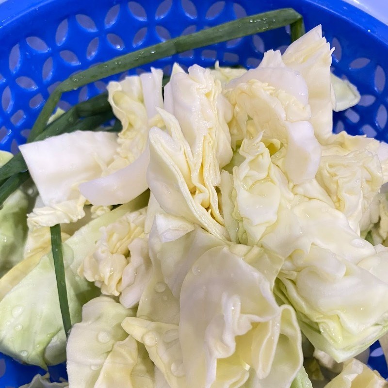 Bước 1 Sơ chế nguyên liệu Canh bắp cải tôm khô