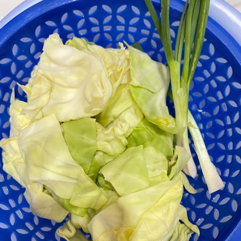 Bước 1 Sơ chế nguyên liệu Canh bắp cải tôm khô