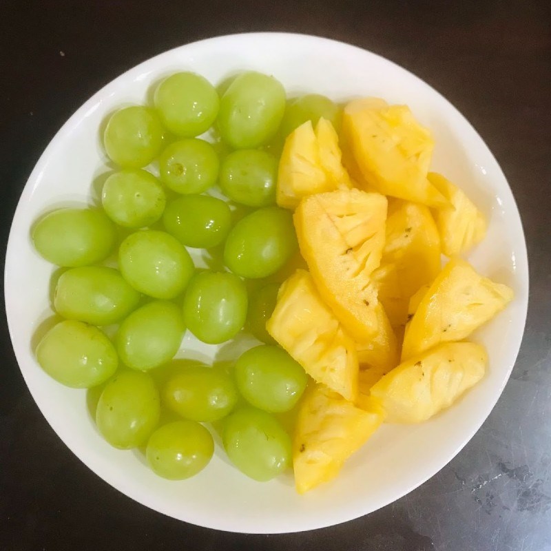 Bước 1 Sơ chế nguyên liệu Nước ép nho xanh dứa