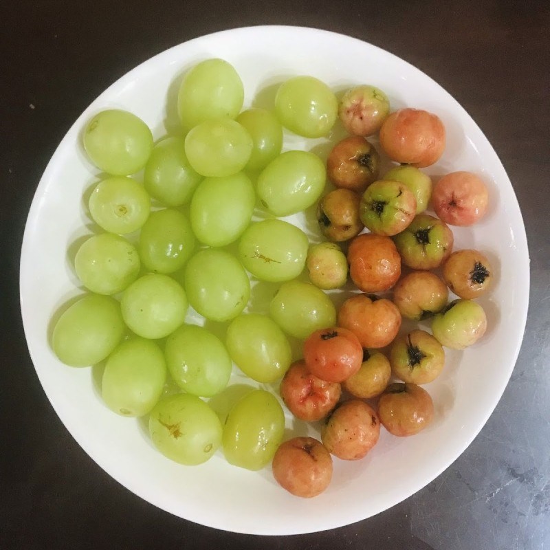 Bước 1 Sơ chế nguyên liệu Nước ép nho xanh sơ ri