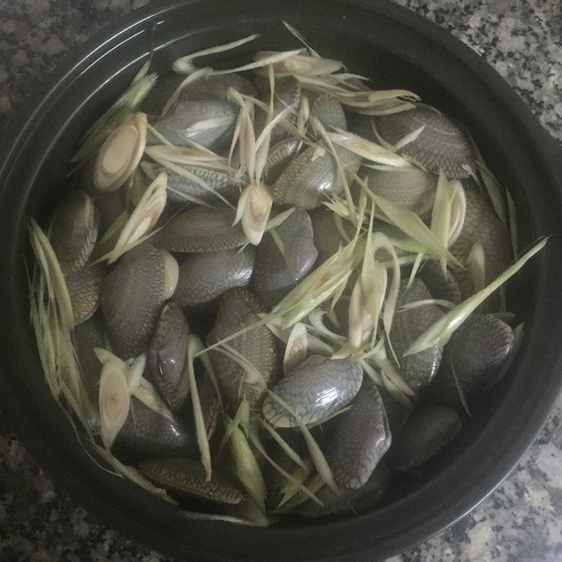 Bước 1 Sơ chế nguyên liệu Sò lụa xào me