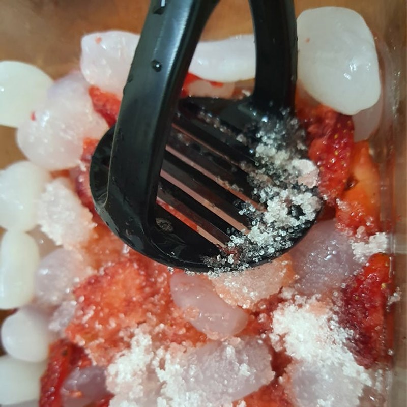 Bước 2 Trộn đác và dâu tây Hạt đác rim dâu tây