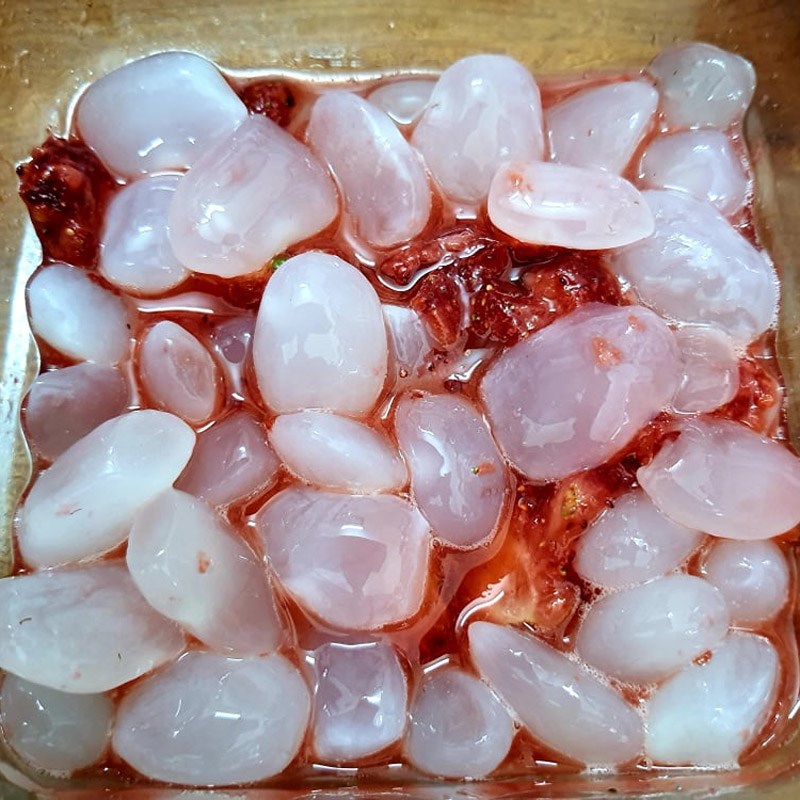 Bước 2 Trộn đác và dâu tây Hạt đác rim dâu tây