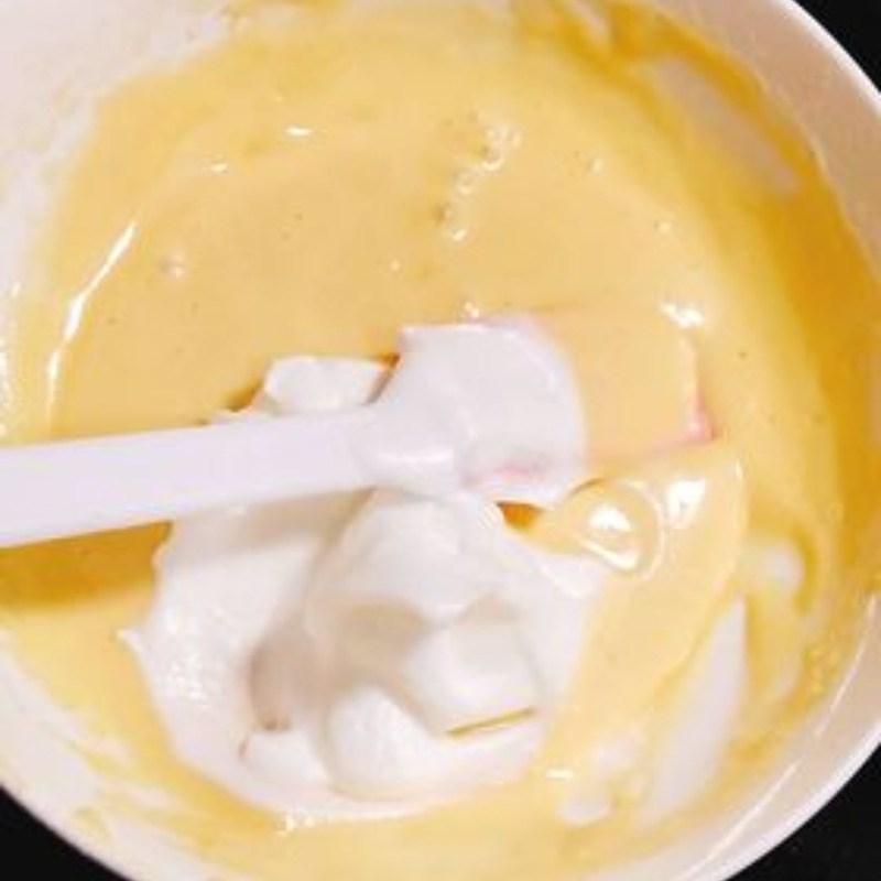 Bước 3 Trộn hỗn hợp bột với lòng trắng trứng Bánh bông lan kem trứng bằng nồi chiên không dầu