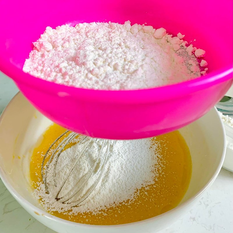 Bước 1 Trộn hỗn hợp lòng đỏ Bánh bông lan Đài Loan (Công thức được chia sẻ từ người dùng)