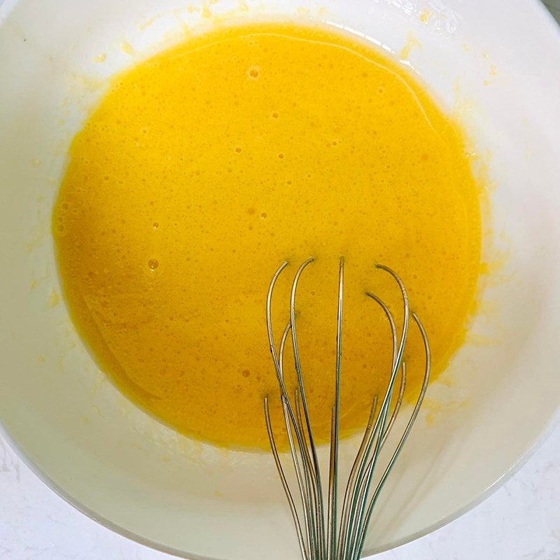 Bước 1 Trộn hỗn hợp lòng đỏ Bánh bông lan Đài Loan (Công thức được chia sẻ từ người dùng)