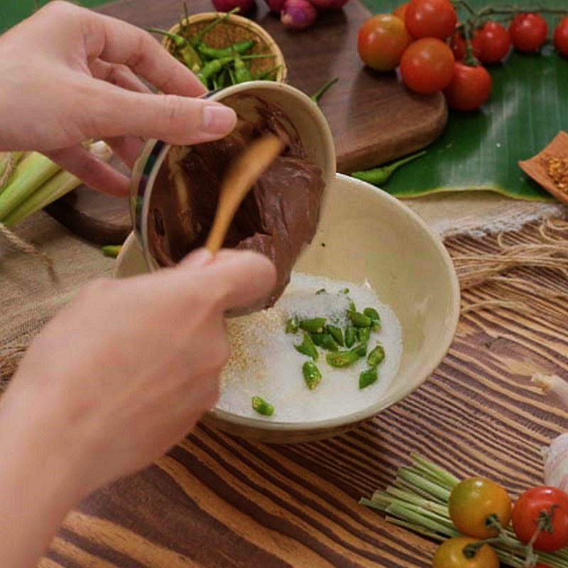 Bước 1 Trộn mắm ruốc Cơm chiên mắm ruốc