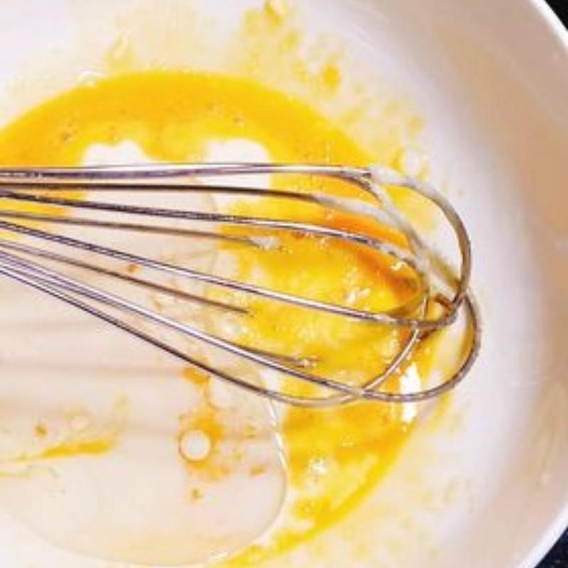 Bước 2 Trộn nguyên liệu làm bánh Bánh bông lan kem trứng bằng nồi chiên không dầu