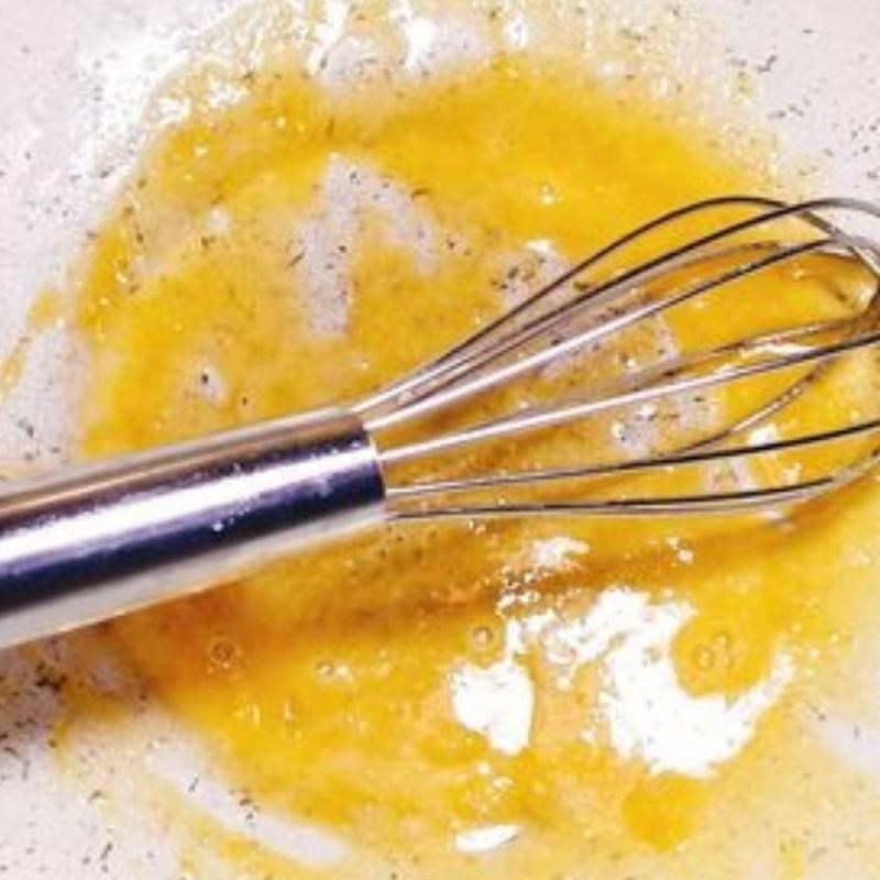 Bước 2 Trộn nguyên liệu làm bánh Bánh bông lan kem trứng bằng nồi chiên không dầu