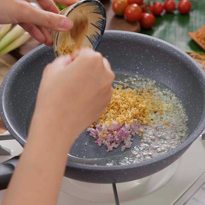 Bước 2 Xào mắm ruốc Cơm chiên mắm ruốc